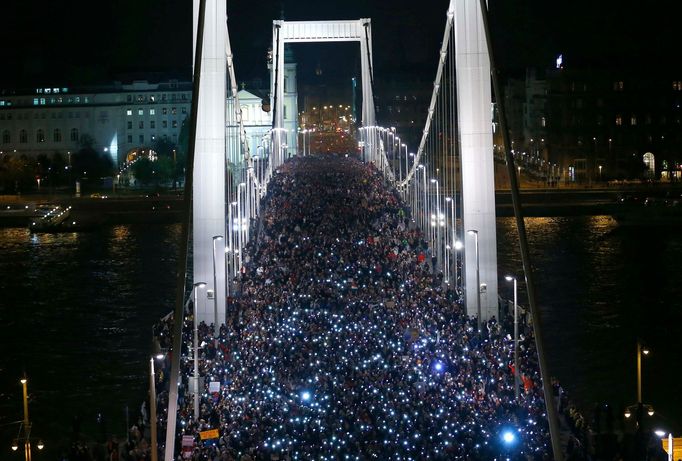 Proti zavedení internetové daně protestovaly tisíce Maďarů.