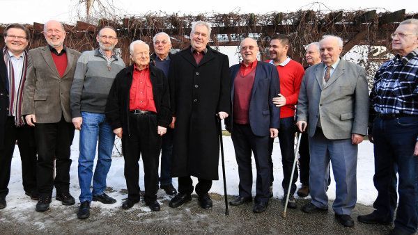 Zleva Zdeněk Škromach, Petr Lachnit, Jaromír Schling, Miroslav Grégr, Jan Fencl, Miloš Zeman, Jan Kavan, Karel Březina, vzadu Zdeněk Med, Antonín Peltrám a Eduard Zeman.