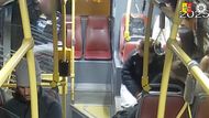 Policie, Praha, agresor, muž, pistole, zbraň, autobus