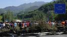 Coal miners stand behind a barricade which they set up on motorway A-66 to protest against government spending cuts in the mining sector in Campomanes, near Oviedo, northern Spain, May 30, 2012. REUTERS/Eloy Alonso (SPAIN - Tags: CIVIL UNREST BUSINESS EMPLOYMENT) Published: Kvě. 30, 2012, 3:30 odp.