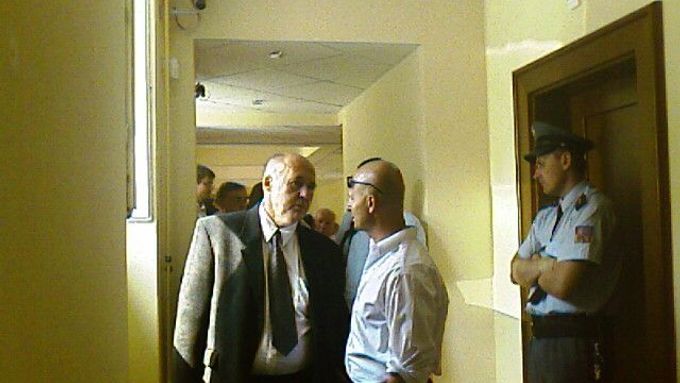 Pavel Šrytr (vpravo) hovoří s advokátem na chodbě Krajského soudu v Hradci Králové.