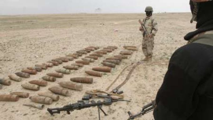 Iráčtí vojáci evidují zbraně a výbušniny vykopané nedaleko Tikrítu. Co s nimi dál, ukáže až čas. Možná vybuchnou na některém z iráckých tržišť.