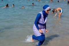 Francouzi vyhnali z pláže Australanku v burkinách, muslimské plavky přitom zakázané nejsou