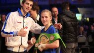 ... a získala pás juniorské mistryně světa organizace WBC v mini muší váhové kategorii.