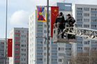 Obrazem: Demonstranti v Praze vítali čínského prezidenta tibetskými vlajkami. Vylezli i na lampy