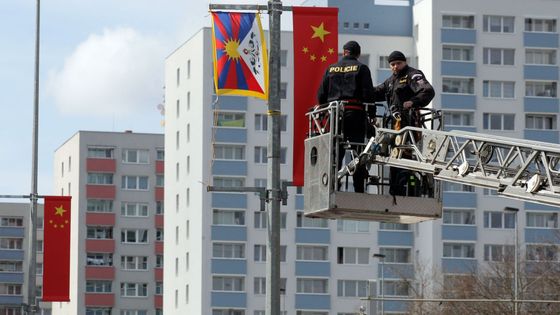 Obrazem: Demonstranti v Praze vítali čínského prezidenta tibetskými vlajkami. Vylezli i na lampy