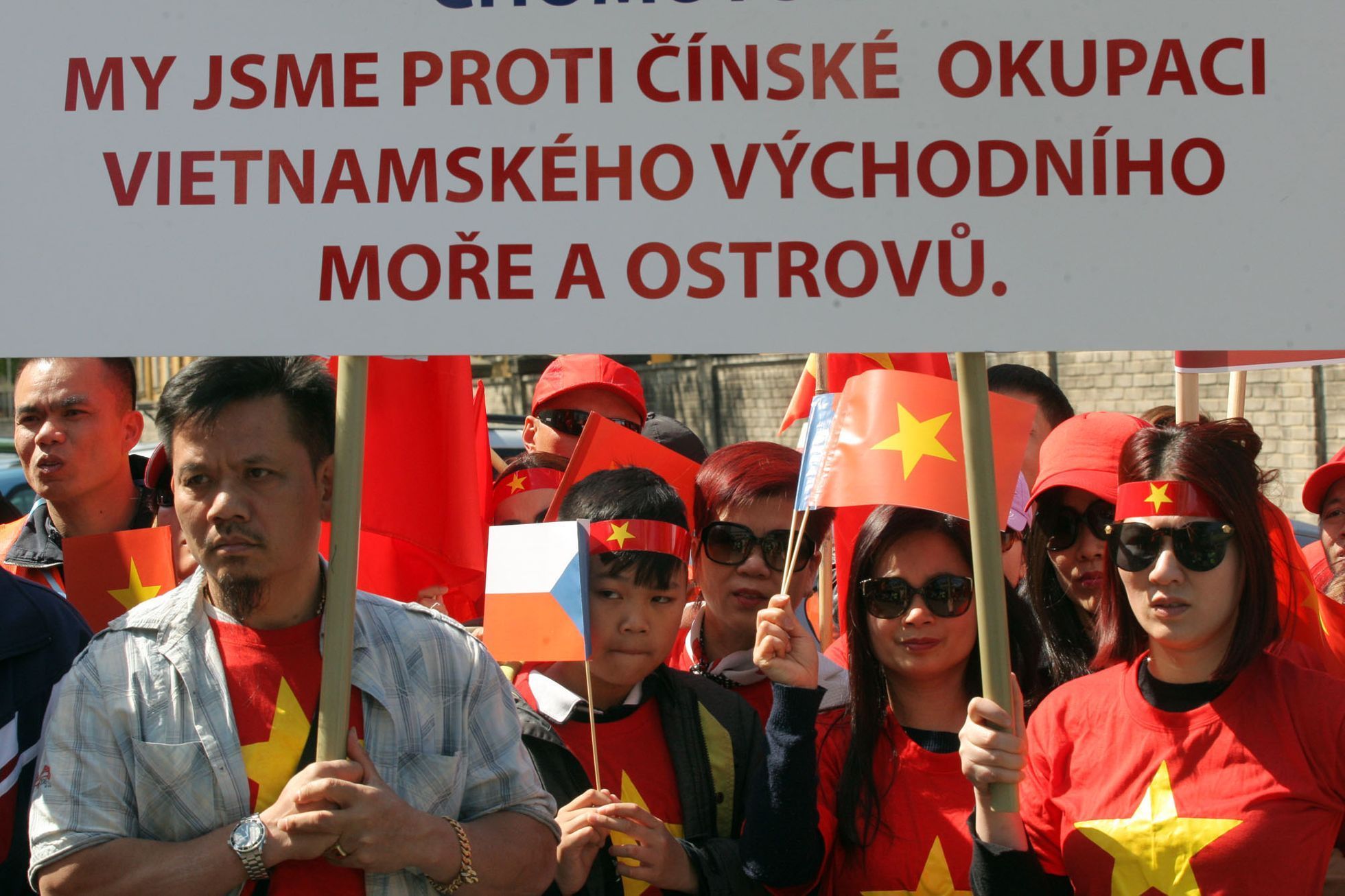 Vitnamci demonstrují před čínskou ambasádou v Praze