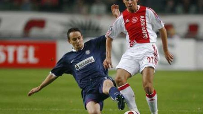 Český reprezentant Zdeněk Grygera (vpravo) z Ajaxu Amsterodam v souboji s Hannesem Aignerem z Austrie Vídeň v Poháru UEFA.