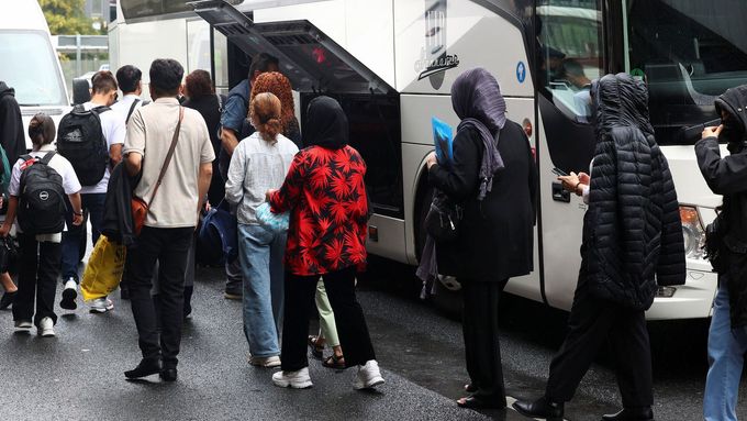 Afghánští občané nastupují do autobusu po příletu do Německa z Pákistánu na letišti Hannover poté, co právní a diplomatický tlak přiměl Německo obnovit program umožňující vstup zranitelným Afgháncům.