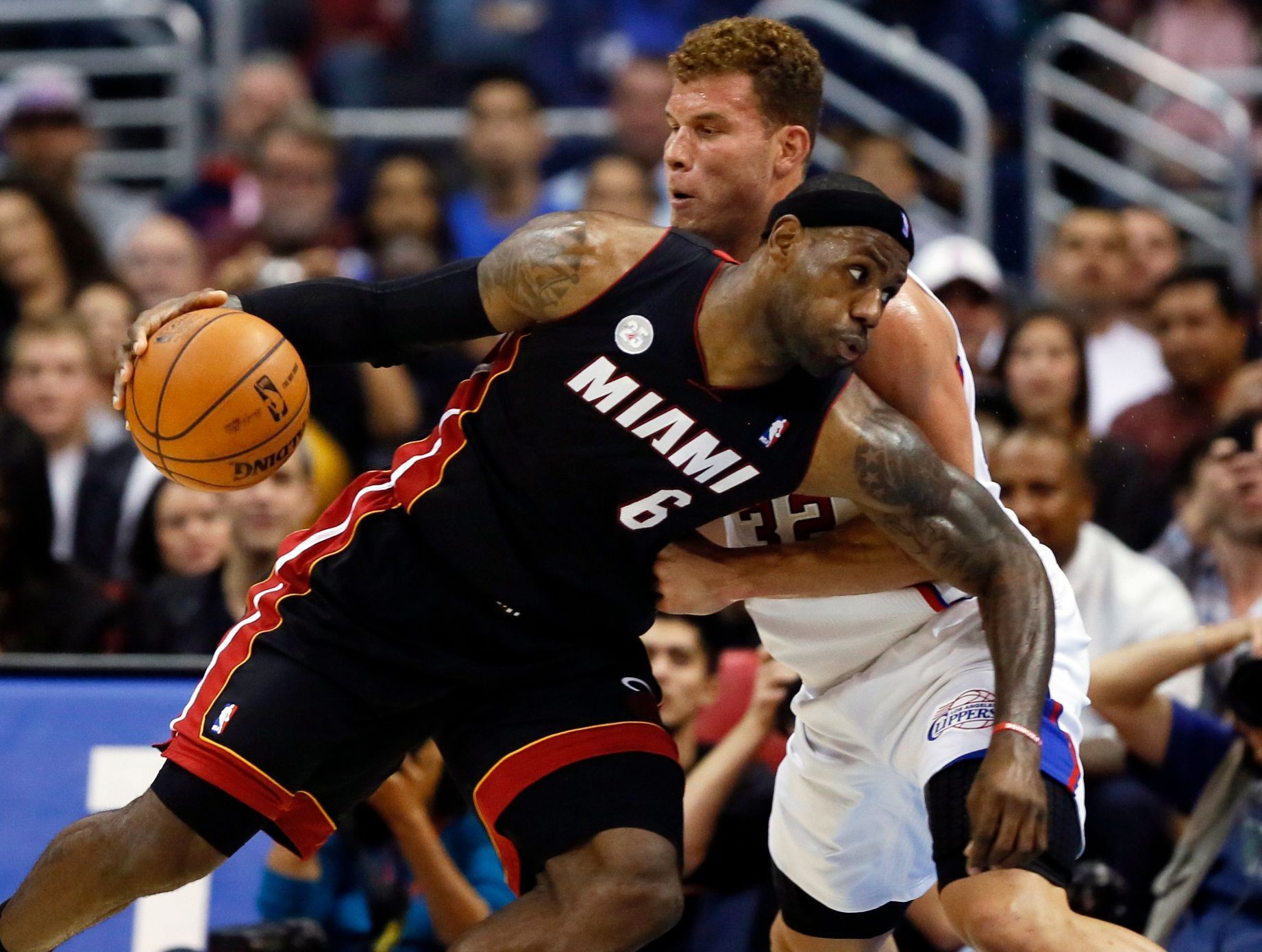 LeBron James v souboji s Blakem Griffinem během utkání Miami s LA Clippers