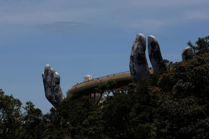 Obří ruka podpírá na kopci Ba Na v nadmořské výšce 1000 metrů nad mořem lávku nazvanou Gold Bridge v blízkosti města Danang ve Vietnamu.