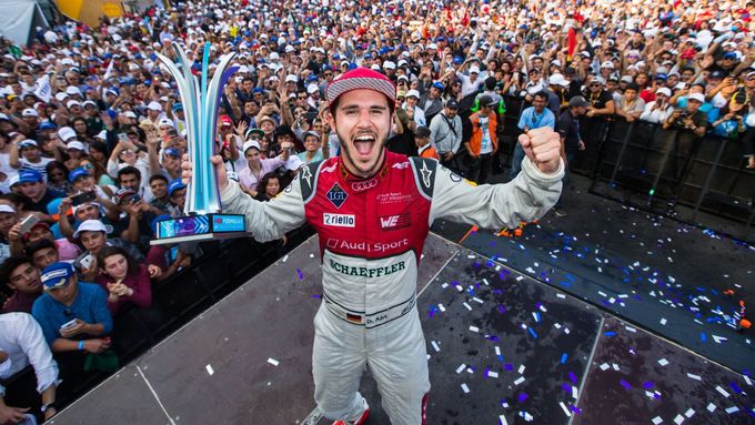 Německý jezdec Daniel Abt se v sobotu v Mexiku stal desátým pilotem, který v dosavadní historii čtyř sezon Formule E vystoupal v cíli na nejvyšší stupínek.