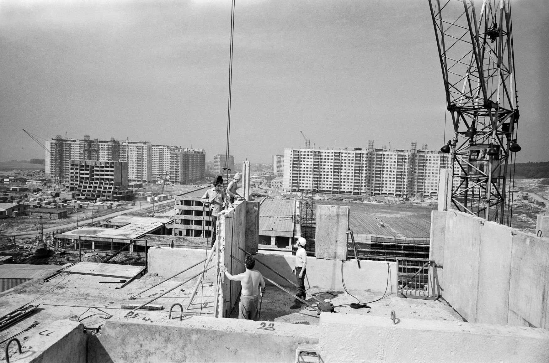 Pohleda na budované sídliště v Praze - Ďáblicích. Cca 70. a 80. léta 20. století.