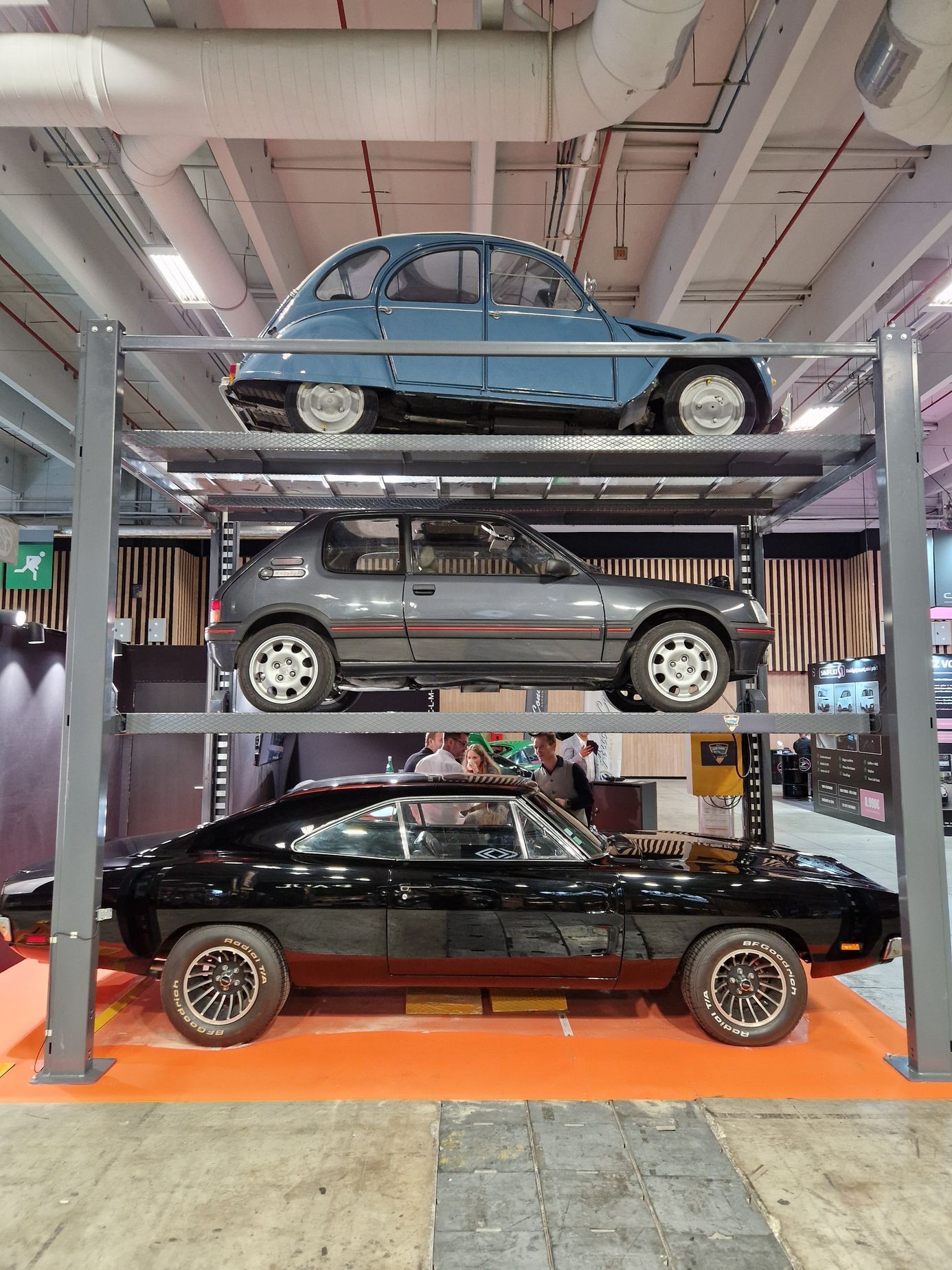 historická a filmová auta autosalon Paříž