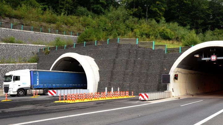 Konec rychlé jízdy bez pokuty. V Ústí začnou v létě trestat řidiče v tunelech na D8
