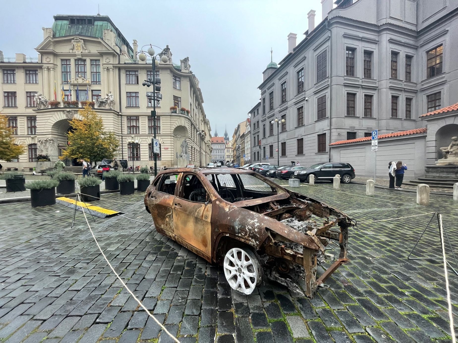 Ohořelé vraky z Ukrajiny instalace Signal Velčovský