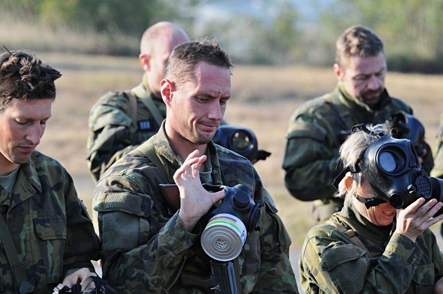 Cvičení Dukly Praha: Ondřej Polívka, Vítězslav Veselý a Jarmila Machačová nácvik s maskou