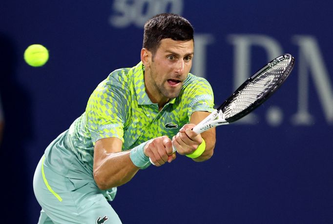 Novak Djokovič v zápase proti Macháčovi v Dubaji.