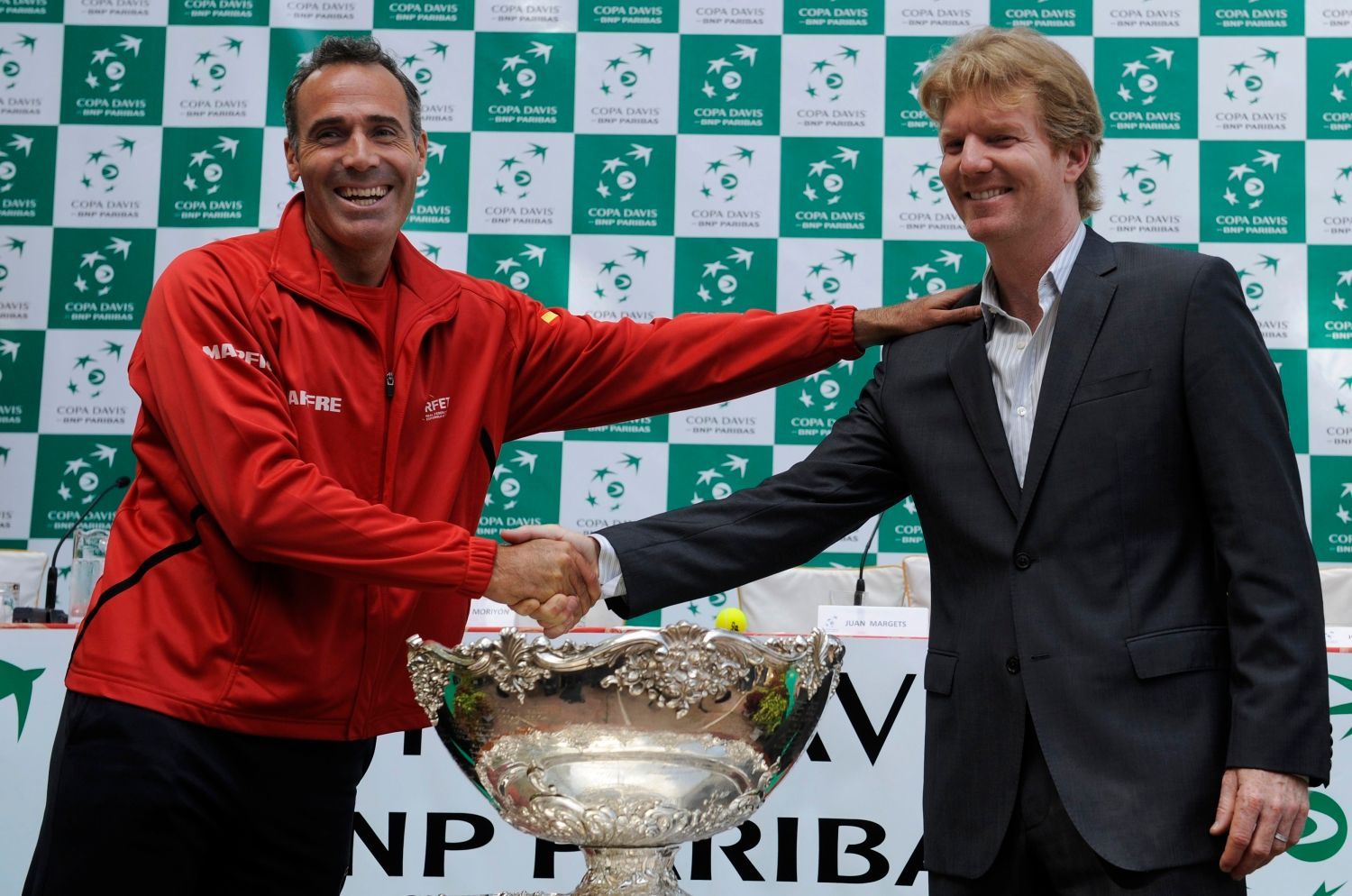 Tenisový kapitán Španělska Alex Corretja (vlevo) s americkým kapitánem Jimem Courierem během oficiálního losování semifinálových utkání Davis Cupu 2012.