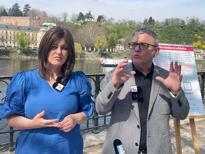 Jana Maláčová a Lubomír Zaorálek při zahájení "referenda" na téma Bydlení nebo zbrojení.