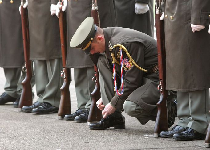 Ještě zavázat tkaničku a polský premiér může přijet.