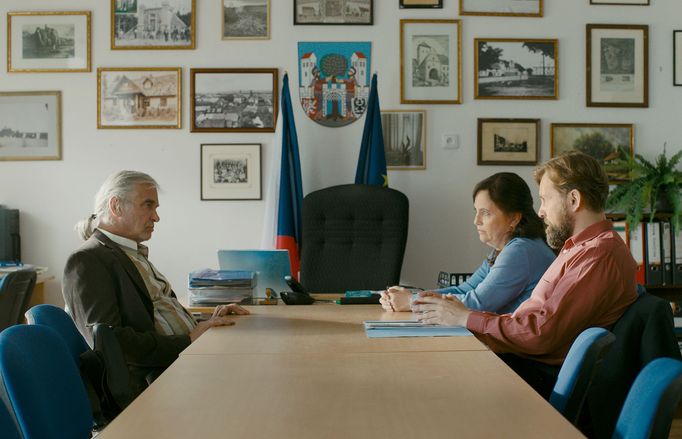 Oldřich Kaiser jako zahradník, Alena Mihulová coby starostka a Petr Lněnička v roli úředníka.