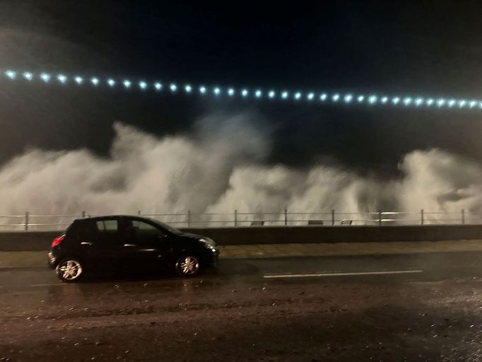Británii a Francii zasáhla bouře Ciarán s poryvy větru o rychlosti až 190 km/h.