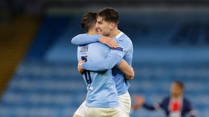 Ruben Dias a John Stones slaví historický postup Manchesteru City