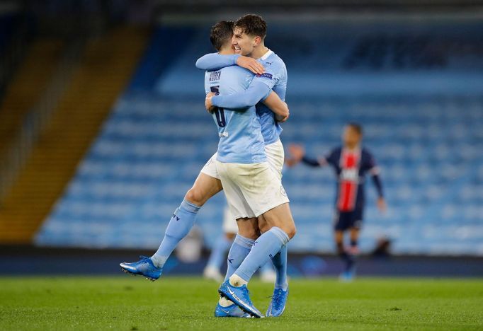 Ruben Dias a John Stones slaví historický postup Manchesteru City