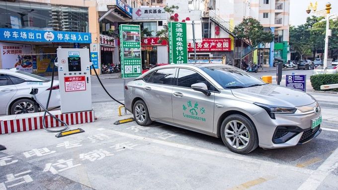 Elektromobil v Šanghaji. Ilustrační snímek.