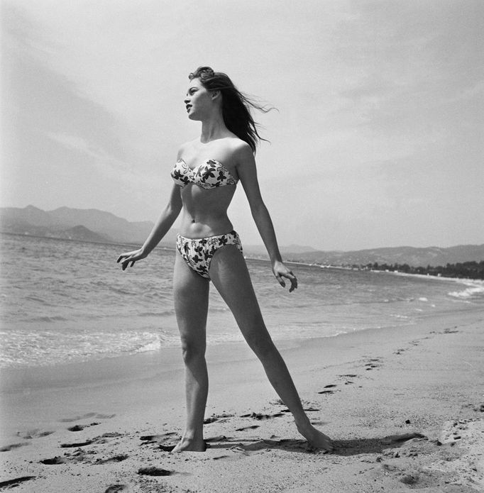 Brigitte Bardot na festivalu v Cannes roku 1953.