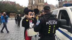 Strážníci pokutovali muže převlečeného za Mickey Mouse