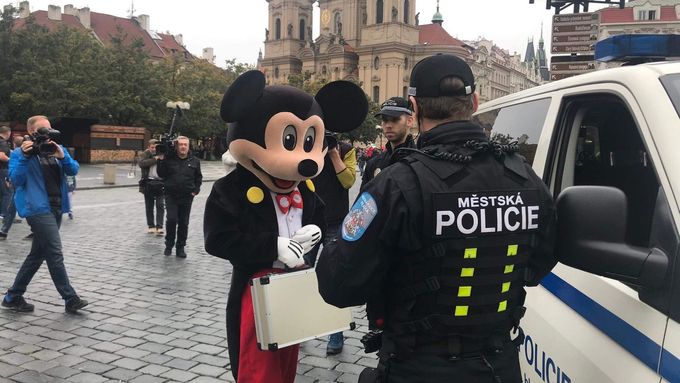 Strážníci pokutovali muže převlečeného za Mickey Mouse.