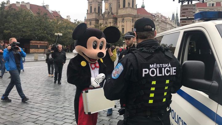 Mickey Mouse dostal pokutu, kostlivcovi jen domluvili. Praha omezila pouliční umění
