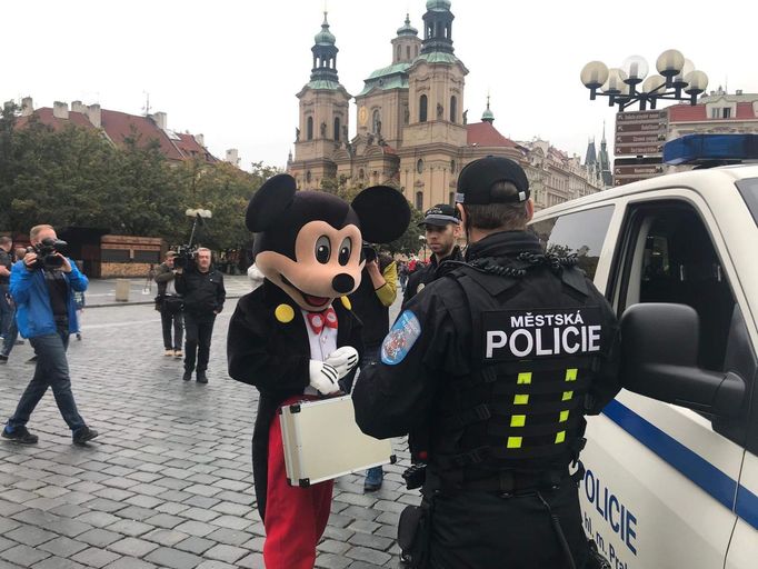 Strážníci pokutovali muže převlečeného za Mickey Mouse.