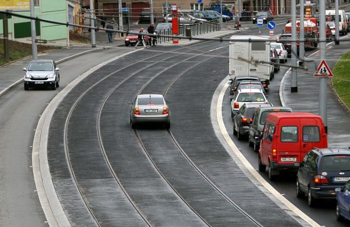 Že se zvýšený tramvajový pás dobře hodí nejen pro tramvaje, ale také k předjíždění velmi pomalu se sunoucí kolony předvedlo auto starosty Prahy 5 Milana Jančíka.