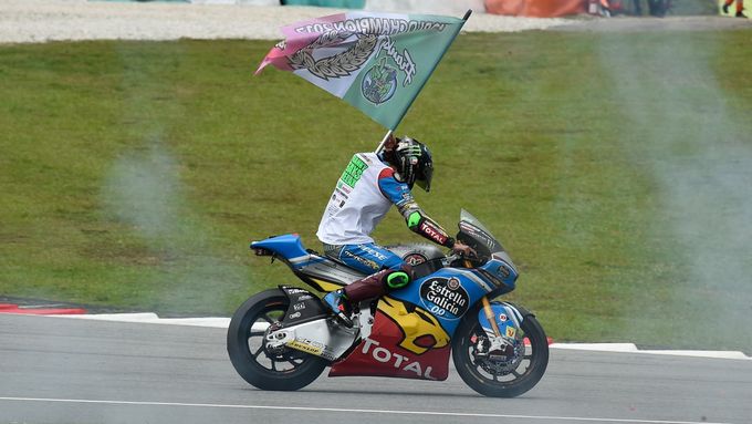 Franco Morbidelli slaví titul mistra světa Moto2 pro sezonu 2017.