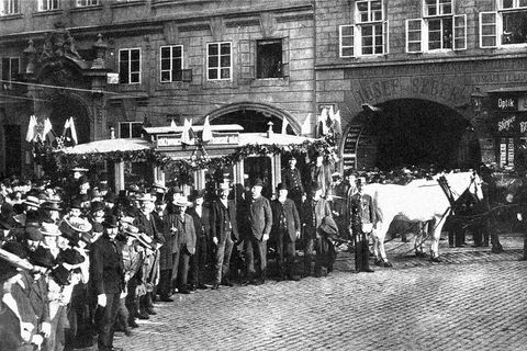 Jednorázové užití / Fotogalerie / Před 145 lety se v Praze poprvé rozjely tramvaje tažené koňmi