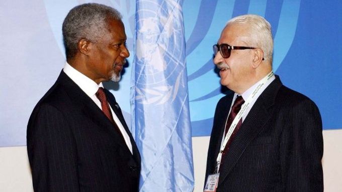 Tárik Azíz (vpravo) s bývalým generálním tajemníkem OSN Kofim Annanem.