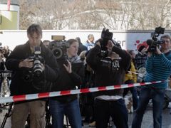Média u vchodu na kliniku v Innsbrucku, kde v komatu leží nizozemský princ.