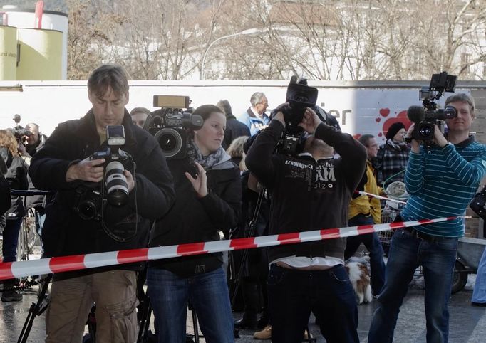 Média u vchodu na kliniku v Innsbrucku, kde v komatu leží nizozemský princ.