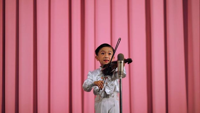 KLDR vystavila modelové děti: Tak šťastně se žije v Severní Koreji