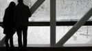 ¨ A couple looks out of a snow covered window onto the street during a blizzard in Boston, Massachusetts February 9, 2013. REUTERS/Jessica Rinaldi (UNITED STATES - Tags: ENVIRONMENT) Published: Úno. 9, 2013, 5:59 odp.