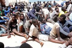 Libyjská pobřežní stráž údajně střílela, aby zastavila záchranáře
