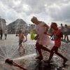Fotogalerie / Letní vedra v Evropě / Zahraničí / Horko / Léto / Koupání / Voda / Počasí / Osvěžení / Reuters / 16