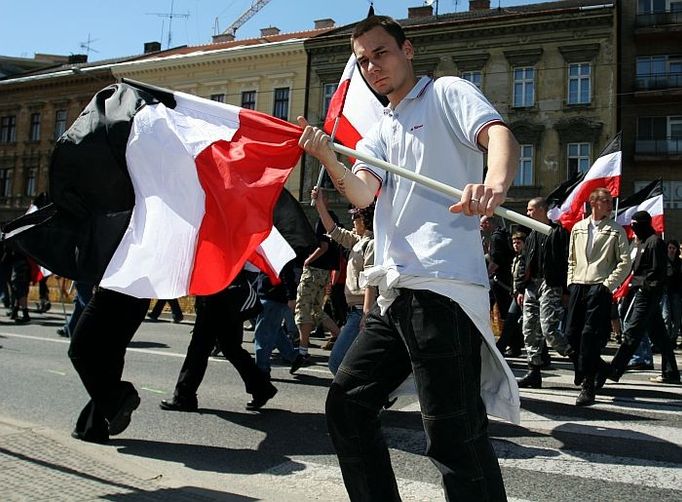 Z hradeb pod Petrovem zamířili demonstranti směrem k hale Rondo, kde však zamířili do neprůchozí ulice a policie je tak stihla obklíčit. Po výzvě k ukončení pro účastníky přijely autobusy a ostatní byli směřováni k nádraží.