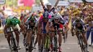 Německý cyklista André Greipel vítězí ve čtvrté etapě Tour de France 2012.