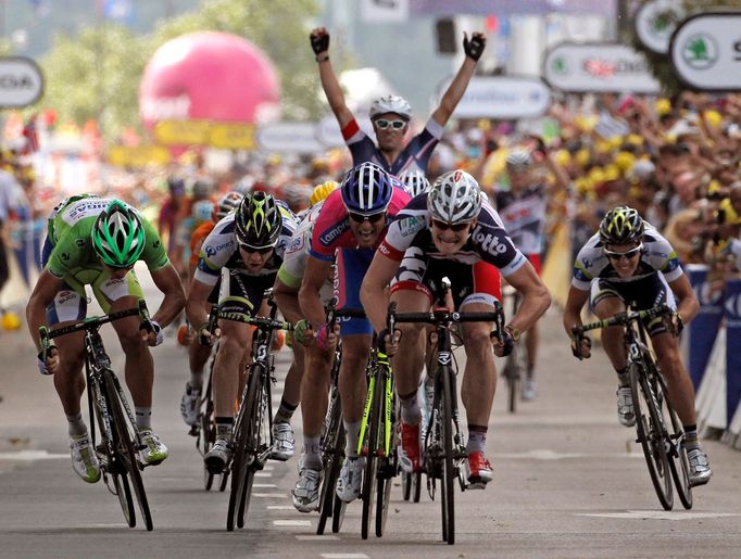 Německý cyklista André Greipel vítězí ve čtvrté etapě Tour de France 2012.