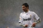 Cristiano Ronaldo, jak jsme ho ještě neviděli. Uprostřed sněhu na stadionu San Bernabeu v nedělním zápase Realu Madrid proti Realu Mallorca.