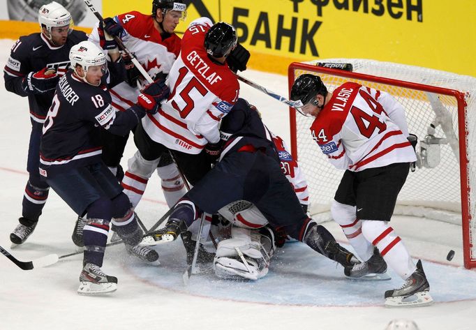 Střet v brankovišti Cama Warda v utkání USA - Kanada